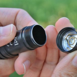 Čelovka po odšroubování krytu