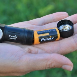 Uvnitř najdeme dobíjecí LI-i-on akumulátor RCR123A