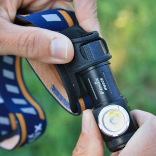 Tělo čelovky lze snadno vyjmout z gumového držáku