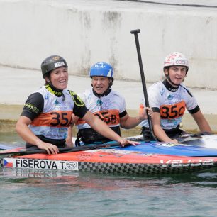 Neskrývaná radost českých singlkanoistek v cíli závodu hlídek (zleva T. Fišerová, K. Havlíčková, G. Satková) / F: Martin Hladík