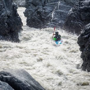 V některých místech se řeka zúžila natolik, že jsme si nebyli jistí, zda projedeme. / F: Jakub „Kajman“ Šedivý