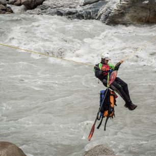 Lanovkou přes řeku se všemi věcmi. / F: Jakub „Kajman“ Šedivý