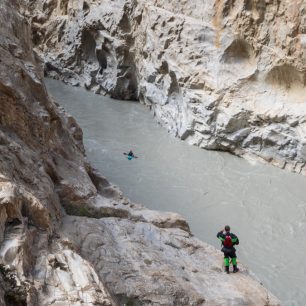Řeka je úzká a zavřená, pod námi bublá skoro 400 kubíků. / F: Jakub „Kajman“ Šedivý