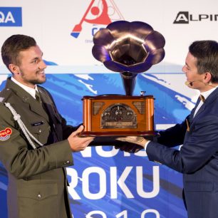 Martin Fuksa přebírá gramofon k desce, kterou si odnesl v roce 2016 / F: ČSK