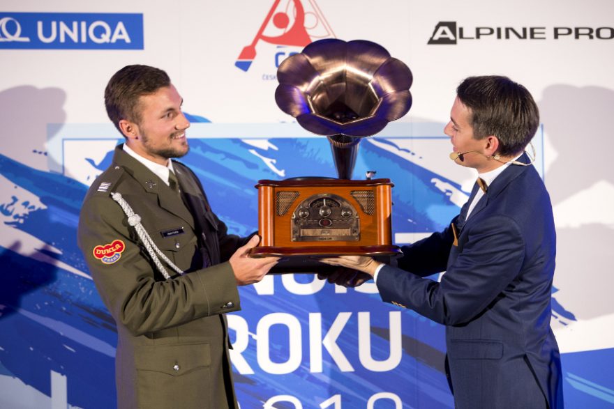 Martin Fuksa přebírá gramofon k desce, kterou si odnesl v roce 2016 / F: ČSK