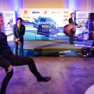 Juniorští mistři světa na čtyřkajaku zkoušejí bago / F: ČSK