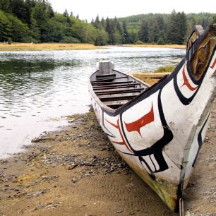 Kanoe vydlabaná z kmene cedru Indiánů Nootka. Z takových člunů lovili předci dnešních Indiánů velryby / F: Standa Chládek