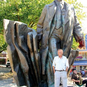 Autor u sochy vůdce světového proletariátu na předměstí severoamerického Seattlu