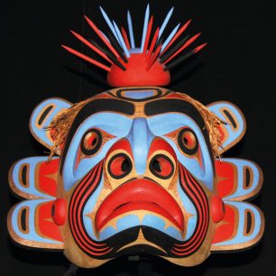 Maska Kumugwe,  vládce podmořského světa, do něhož vede vstup skrz mořské jeskyně zalévané přílivovými vlnami / F: Standa Chládek