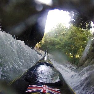 Standův kajak uvnitř mořského tunelu v okamžiku kdy přišla do tunelu přílivová vlna / F: Standa Chládek