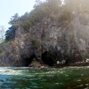 Dva vstupy do mořského tunelu v útesech Lawton Point, Trevor Channel, západní pobřeží ostrova Vancouver Island / F: Standa Chládek