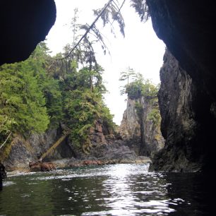 Pohled z mořské jeskyně na pobřeží ostrova Fleming Island / F: Standa Chládek