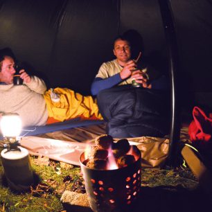 V zimě si stavíme teepee, kde si navečer zatopíme / F: Petr „Gándhí“ Novotný