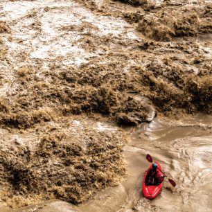 Adam najíždí do válce na řece Rioni v úseku Tvishi Gorge / F: Anežka