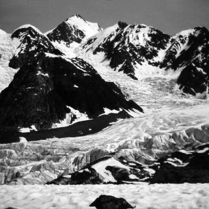 Pohled na ledopád Geblerova ledovce z masivu Běluchy (1992) / F: Jaromír Partigo Loskot