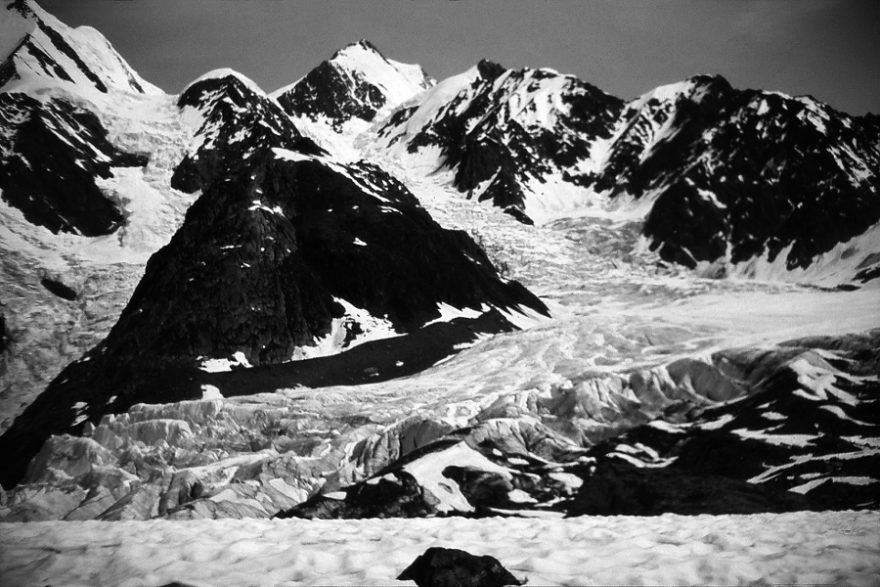 Pohled na ledopád Geblerova ledovce z masivu Běluchy (1992) / F: Jaromír Partigo Loskot