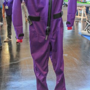 Oblek Tootega v nové fialové barvě