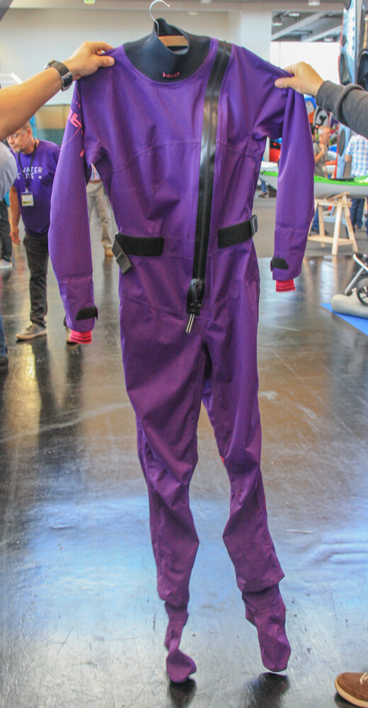 Oblek Tootega v nové fialové barvě