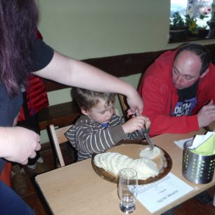 Nejmladší účastník souteže v pojídání knedlíků...