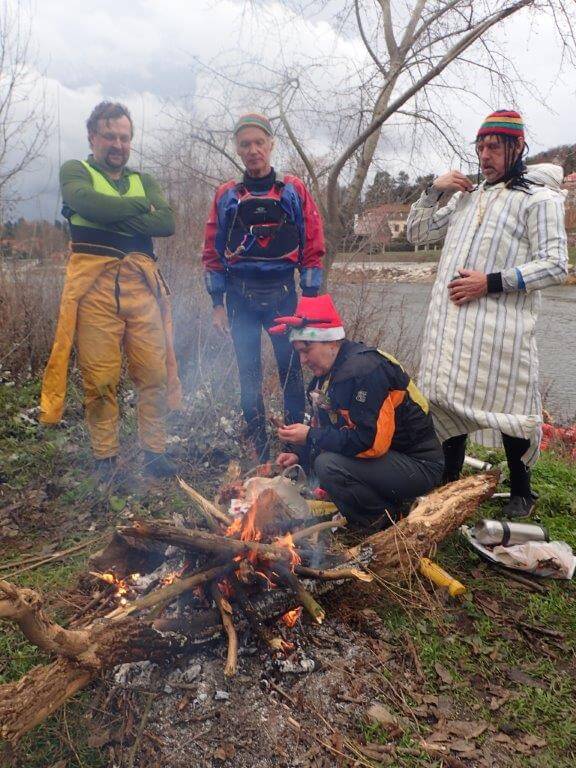 Romantický ohníček a pečení buřtů