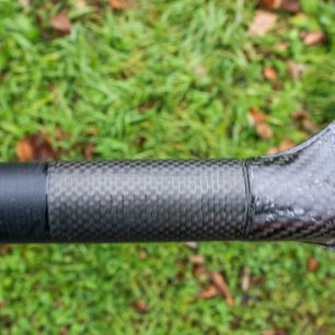 Detail napojení listu na žerď a viditelný přechod mezi několika materiály