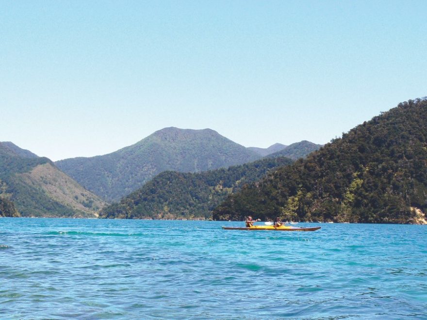 Seakajak není zase tak těžké ovládat, ale někdy se prostě tou okolní nádherou necháte unést pryč / F: Lenka Vaňková