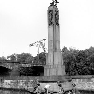 Vítá nás socha Vltavy v Praze. I tady jsme využili zdymadla a nedělním odpolednem v poklidu projíždíme Prahou. Nezvyklé pohledy a štvanická šlajsna jsou odměnou za dlouhé pádlování.