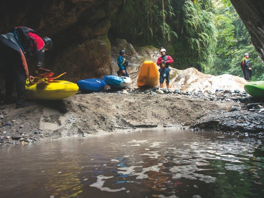 Do této jaskyně jsme skákali, abychom mohli obnést jednu peřej / F: Jakub Šedivý