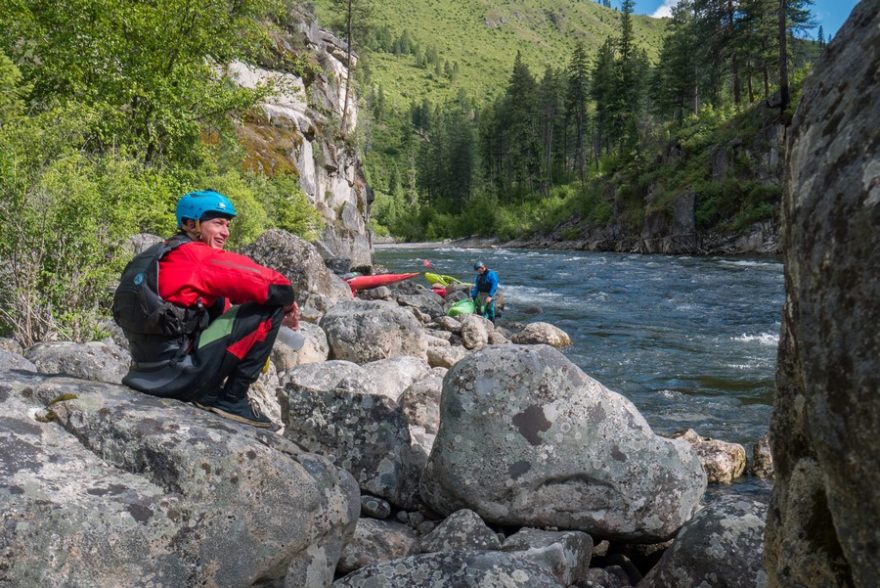 Zasloužená chvilka odpočinku mezi náročným pádlováním / F: Honza Motýl