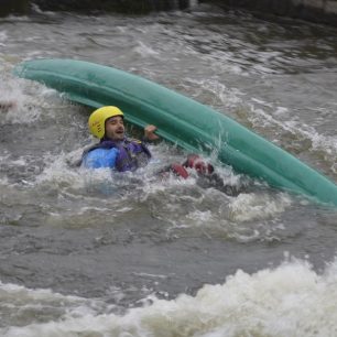 Nácvik záchrany lodě, kurz vodáckého minima, Roztoky 2017 / F: archiv Davida Svobody