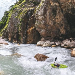 Zajíc a Jegor v nejhezčí pasáži při prvosjezdu na řece Magana / F: David Sodomka