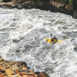 Jegor se snaží objet obří válec na Enguri / F: David Sodomka