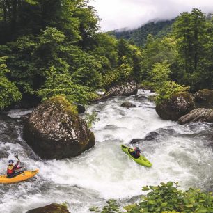 Zajíc a Jegor na jedné z mnoha peřejí na Kintrishi / F: David Sodomka