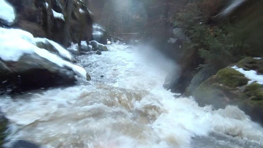 Vodopád na Doubravě pod Bílkem, na konci laguny jsou viditelné napadané stromy / F: Tomáš Čech