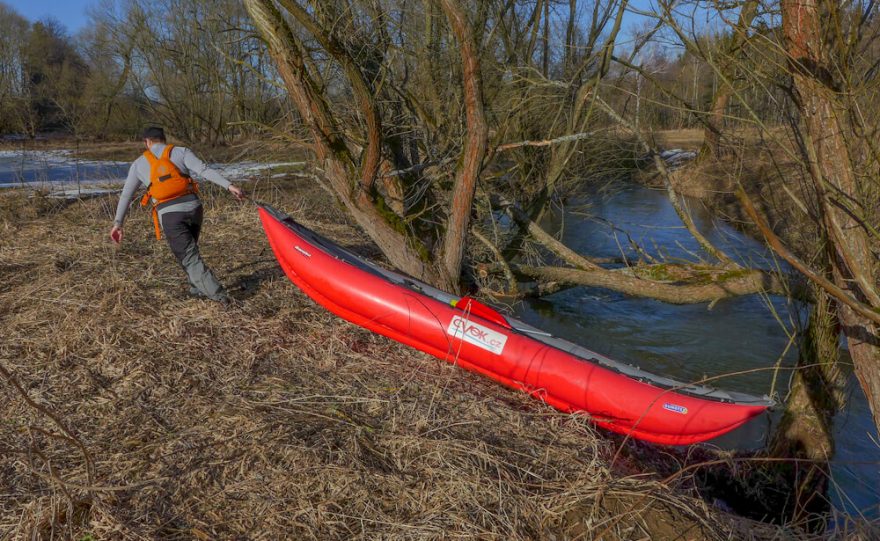 Zastavit, vysednout, obnést, nasednout, plout, zastavit, vysednout...