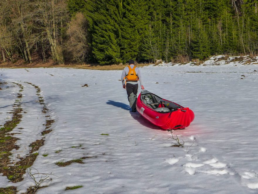 Zbytky sněhu na březích se hodí, loď můžeme pohodlně táhnout
