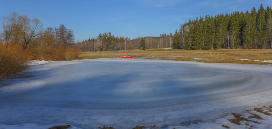 Při obnášení jsme taky obcházeli tohle zamrzlé jezírko... 
