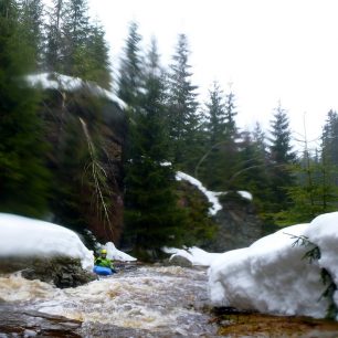 Skalní bloky svírají tok řeky