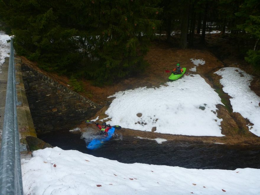 Do vody kloužeme po sněhové závěji