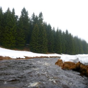 Okolní břehy jsou pokryty vrstvou sněhu