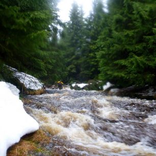 Po únorovém tání řeka teče pěkně svižně