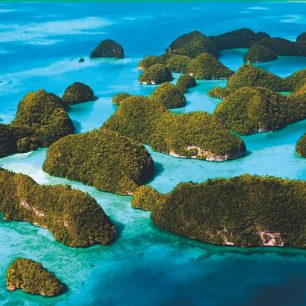 Množství malých zelených ostrovů posazených v smaragdovém moři