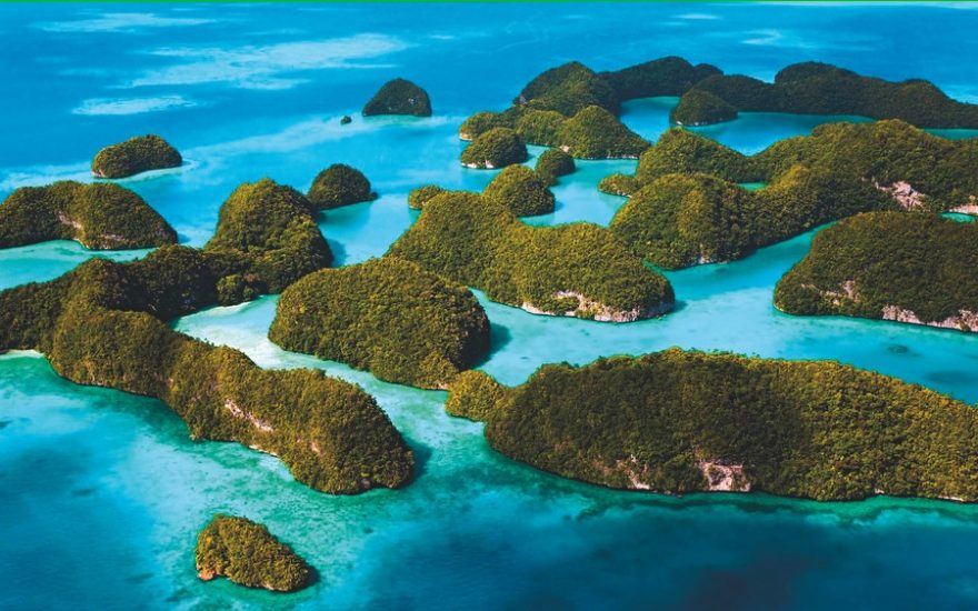 Množství malých zelených ostrovů posazených v smaragdovém moři