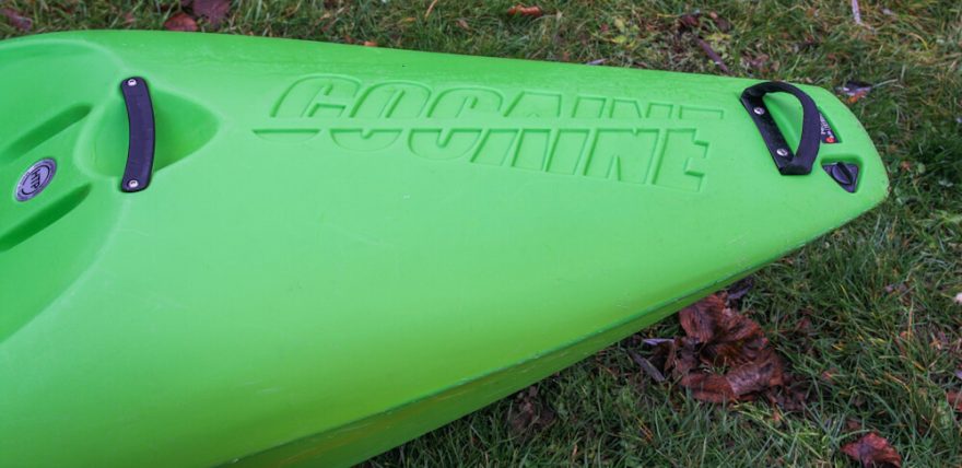 Zadní palubě dominuje nápis Cocaine