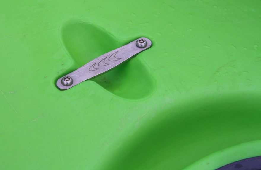 Kovové očko před kokpitem mohlo být větší