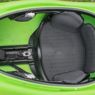 Sezení je bohatě polstrováno