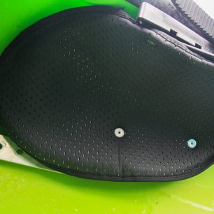 Velkorysé polstrování stehenních opěrek