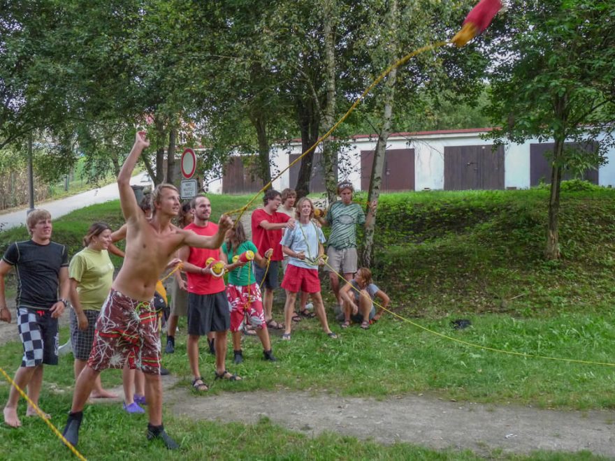 Práci s házecím pytlíkem trénujeme nejprve na suchu, k vodě jdeme až později