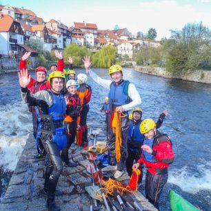 Skupina účastníků kurzu při nácviku práce s házecím pytlíkem na jezu U Liry v Českém Krumlově