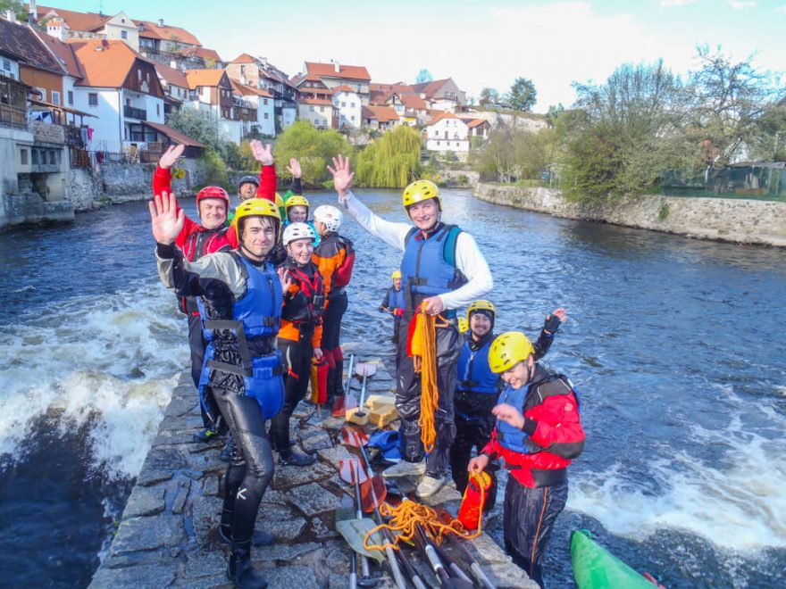 Skupina účastníků kurzu při nácviku práce s házecím pytlíkem na jezu U Liry v Českém Krumlově
